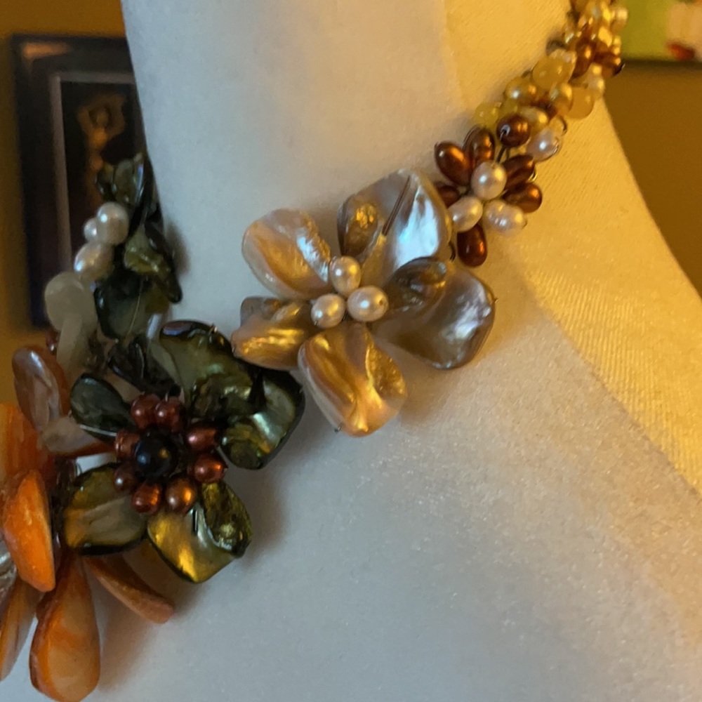 Beautiful Floral Abalone shell necklace - Picture 4 of 6